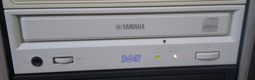 Yamaha CRW4416S  SCSI 1999r.-2016-07-21_09-58-42.png