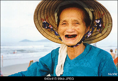 IMPREZKA ON-LINE (tylko powyzej 18 lat)-20050902211702_hoi_an__old_women_on_the_beach_red.jpg